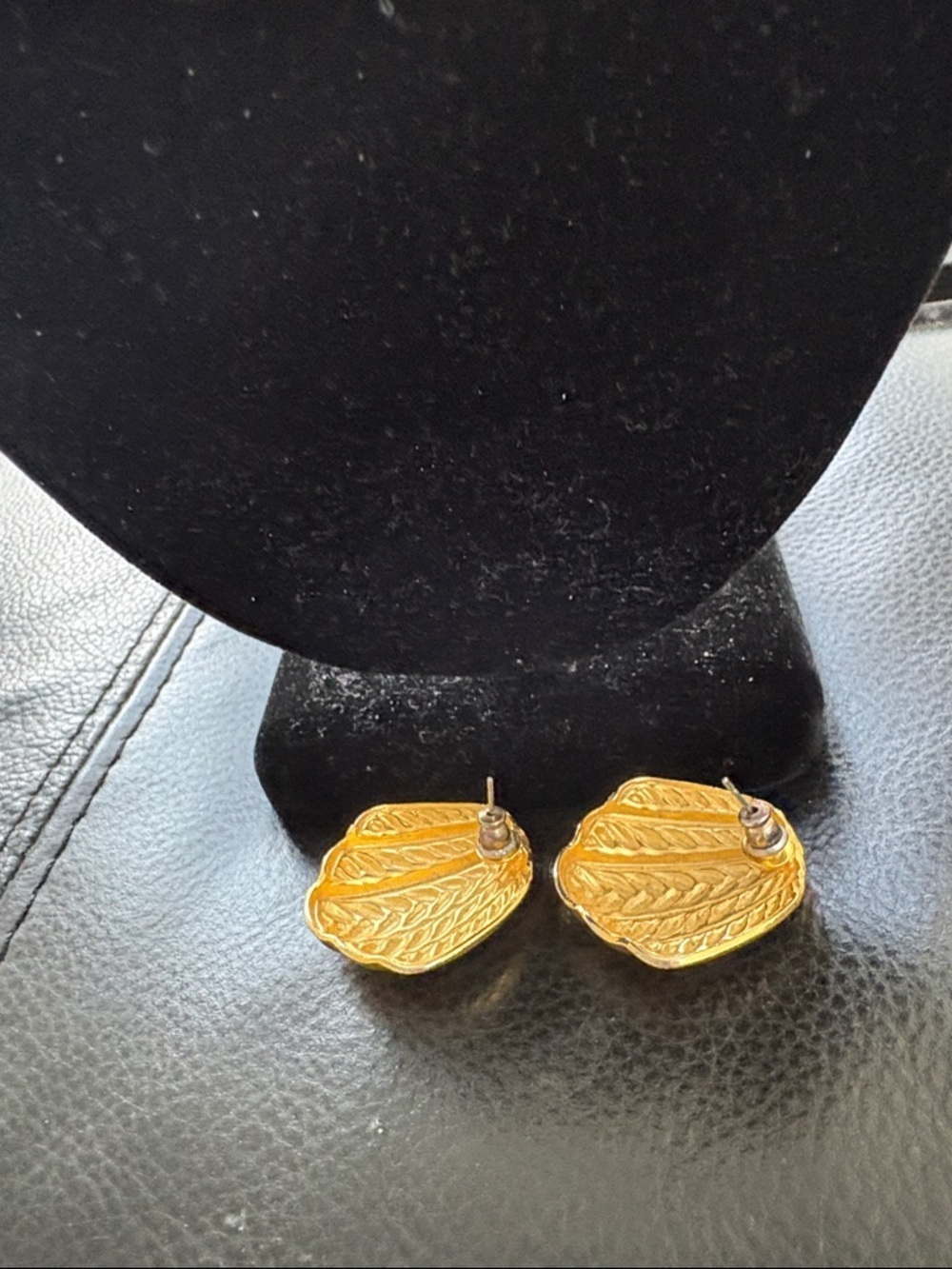Vintage Bold Gold-Tone Link Necklace and Pierced  Earrings - Picture 4 of 10